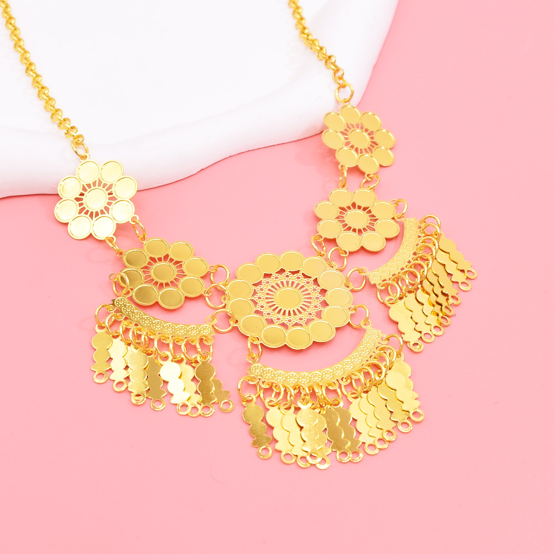 女性のための中空の花のペンダントネックレス,ボヘミアンエスニ - Ethnic Fashion In Dubai のレビューと価格